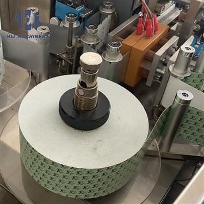 Sealing and punching mechanism for the final easy snap sachet