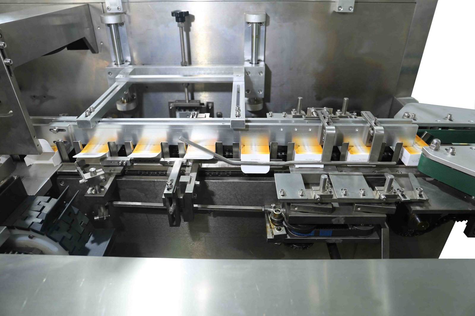 Horizontal cartoning machine tongue and slit tuck-in sealing station