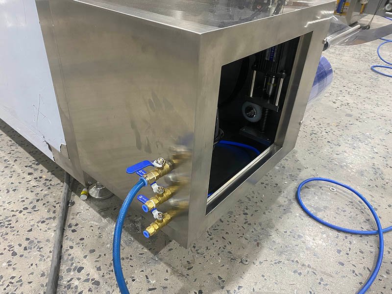 Patented integrated sealing cylinder inside the body of the Alu Alu blister machine.