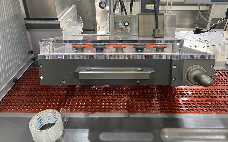 Advanced servo-driven automatic syringe feeding system