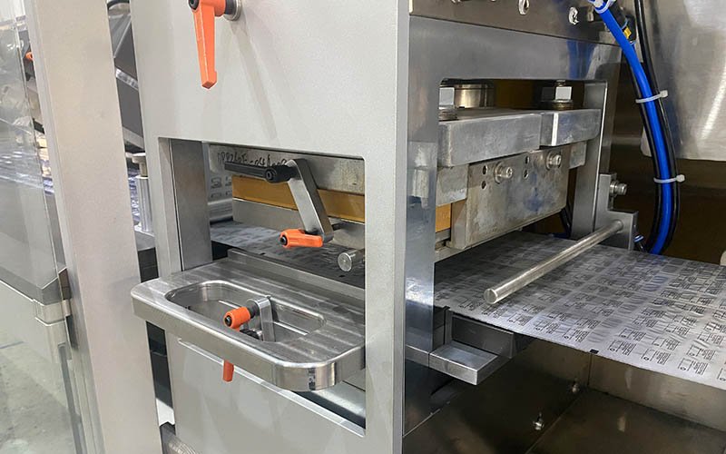 Heat sealing cylinder with constant temperature control system