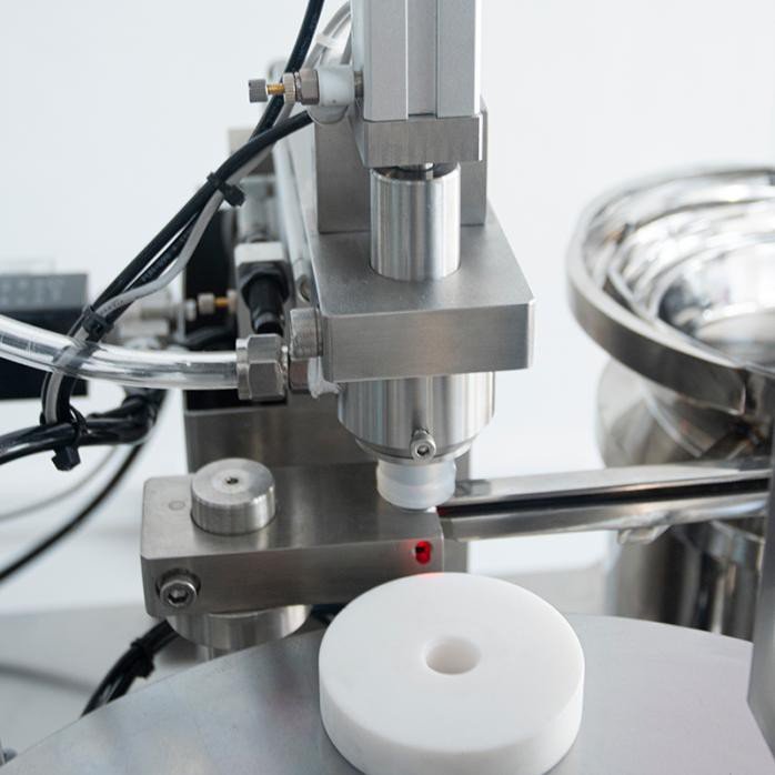 Vacuum stoppering station