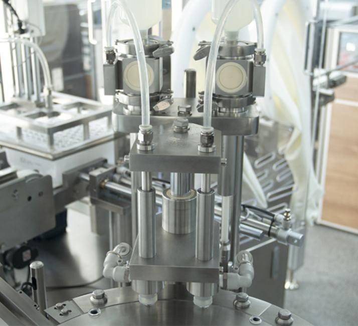 Double head vacuum filling station