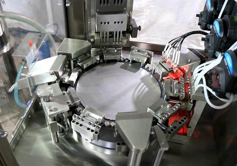 Liquid filling workbench and servo pump