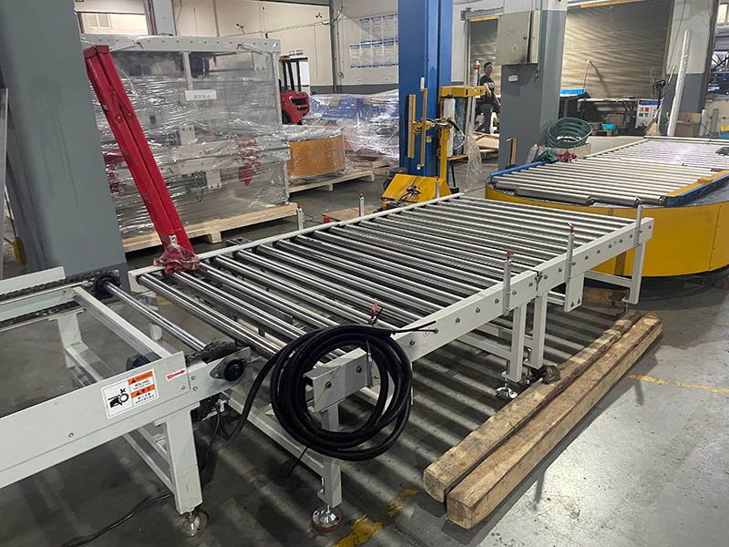 Close-up of the HIJ-5050 four corner sealer taping head mechanism