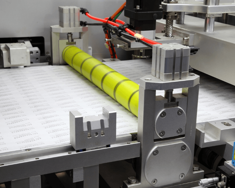 Servo-driven film drawing & traction (ball-screw, touchscreen stroke 50–220 mm) — HIJ PBL-400S blister cartoning machine