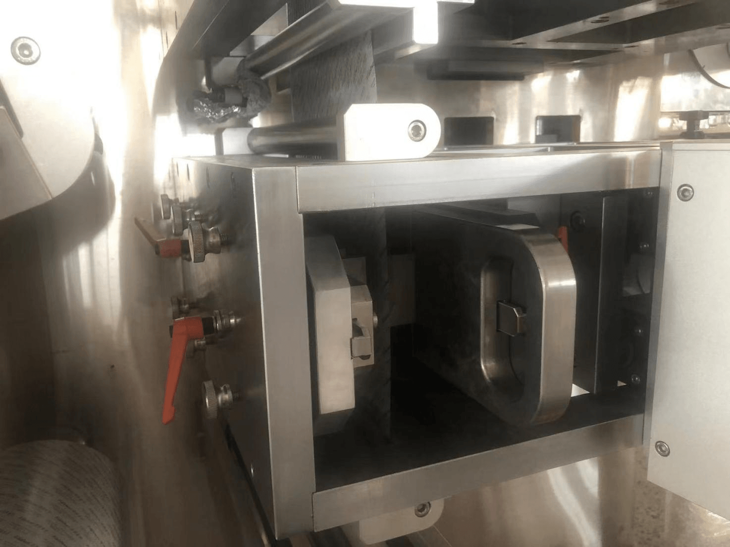 Blister pocket forming and aluminum foil lidding mechanism with positive pressure forming