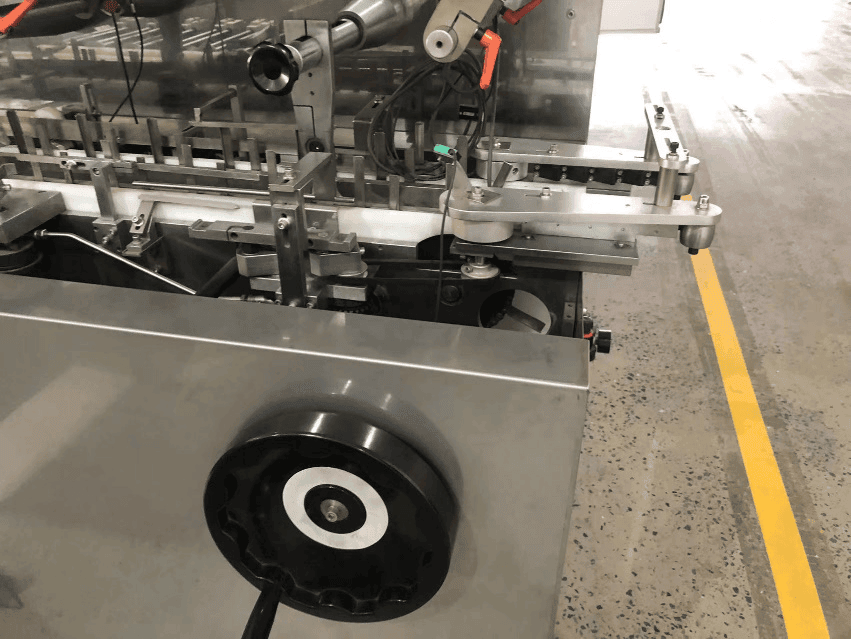 Manual adjustment handwheel for fast format changeover on high speed cartoning machine