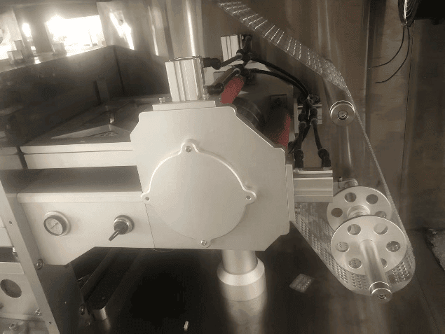 High-speed rotary brush tablet feeder placing tablets into blister cavities one-to-one