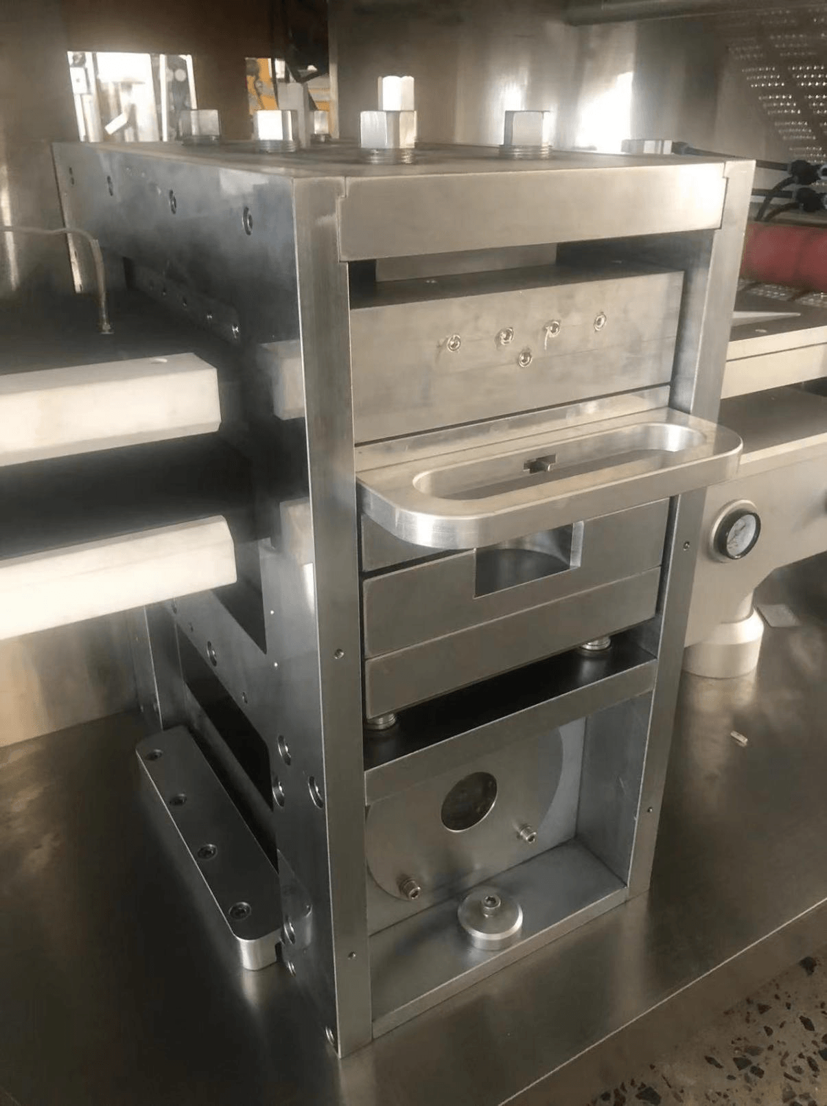 Positive pressure forming and water-cooled roller heat sealing station on DPH-380B
