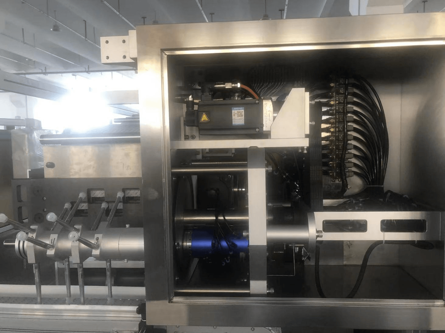 Thermoforming preheating plates and pneumatic cylinders on high-speed tablet blister machine